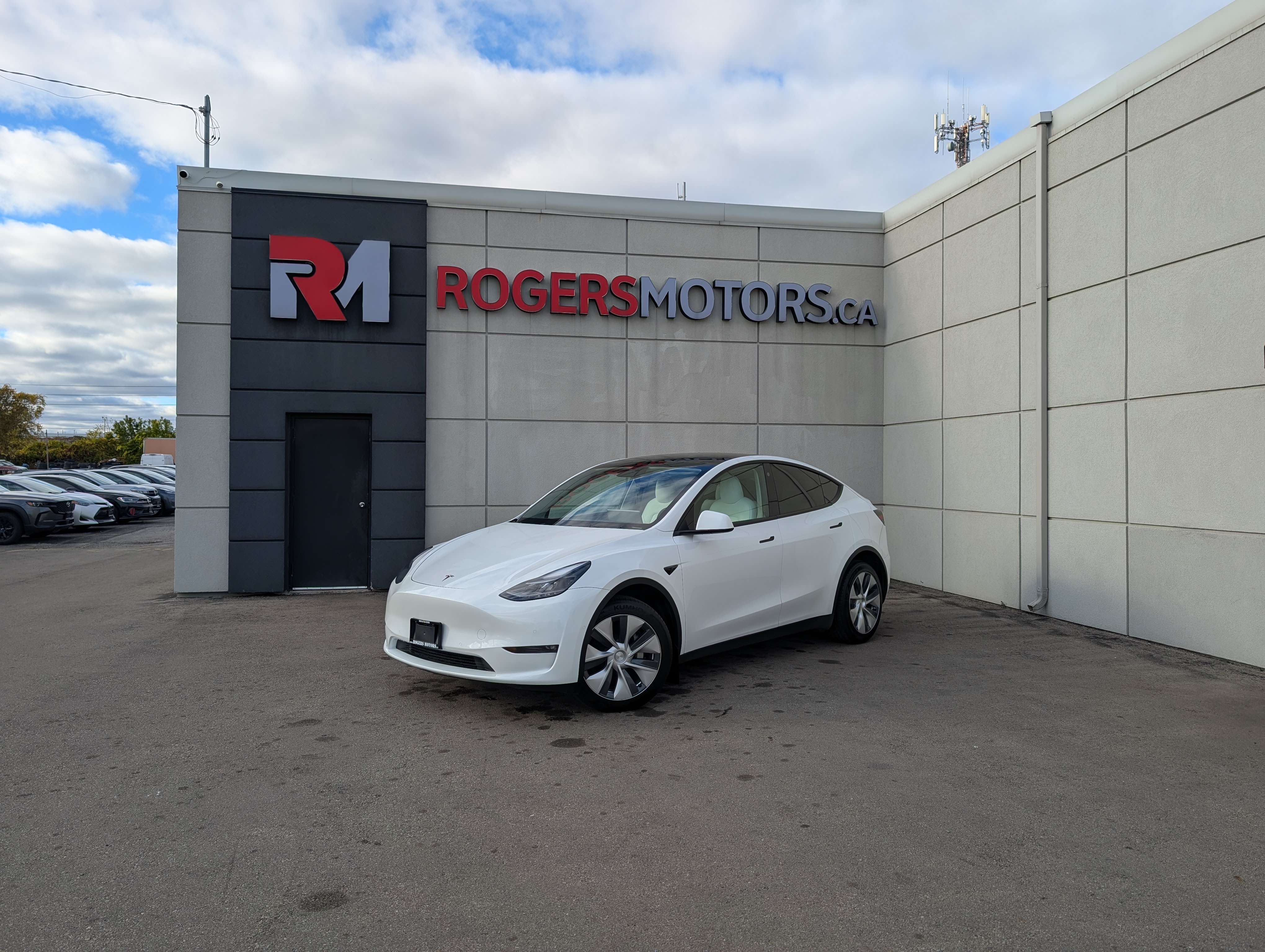 2022 Tesla Model Y LONG RANGE AWD - WHITE INTERIOR - DUAL MOTOR